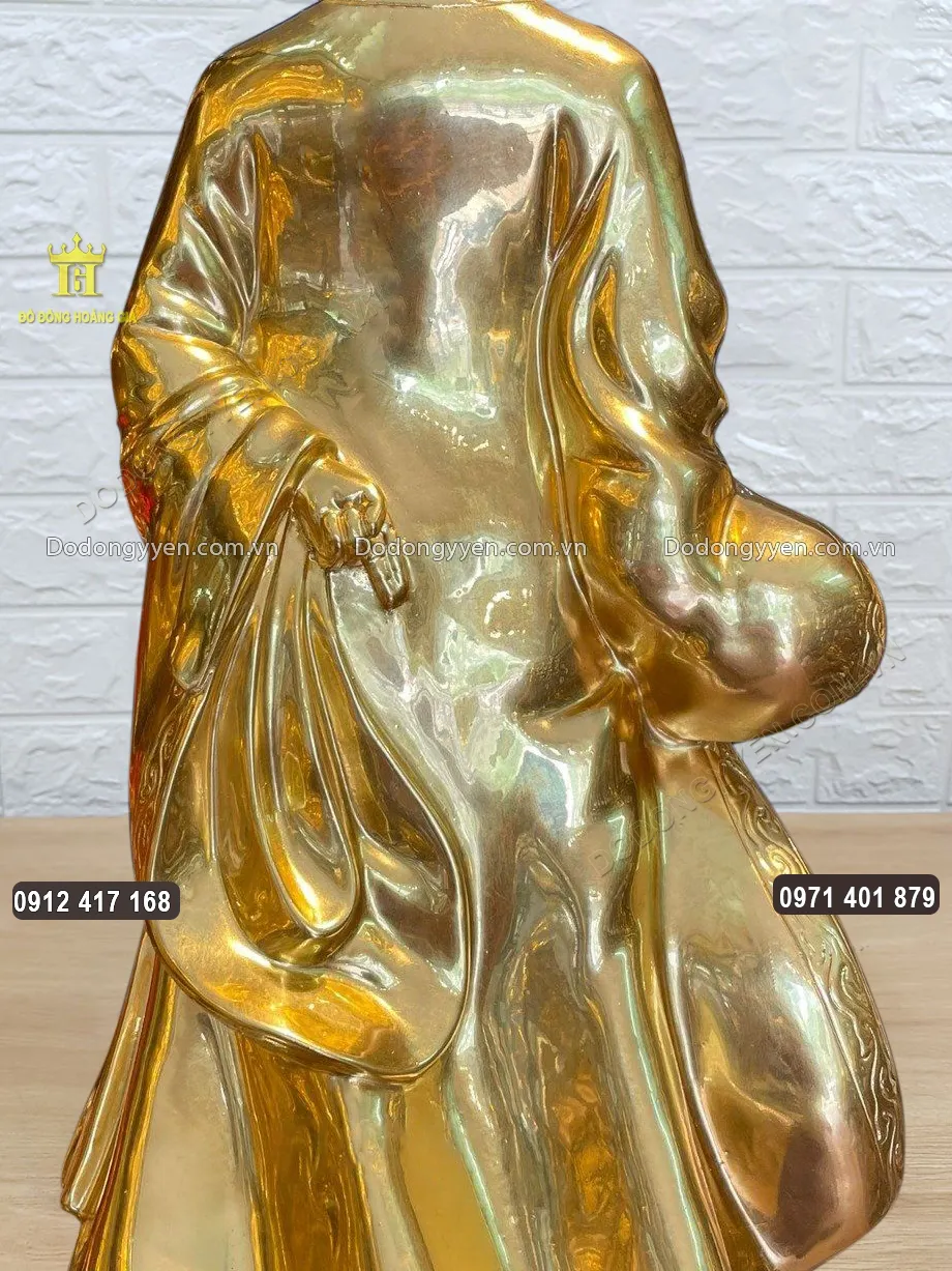 Gia chủ n&ecirc;n đặt tượng tr&ecirc;n đ&ocirc;n gỗ cao, hướng mặt ra ngo&agrave;i